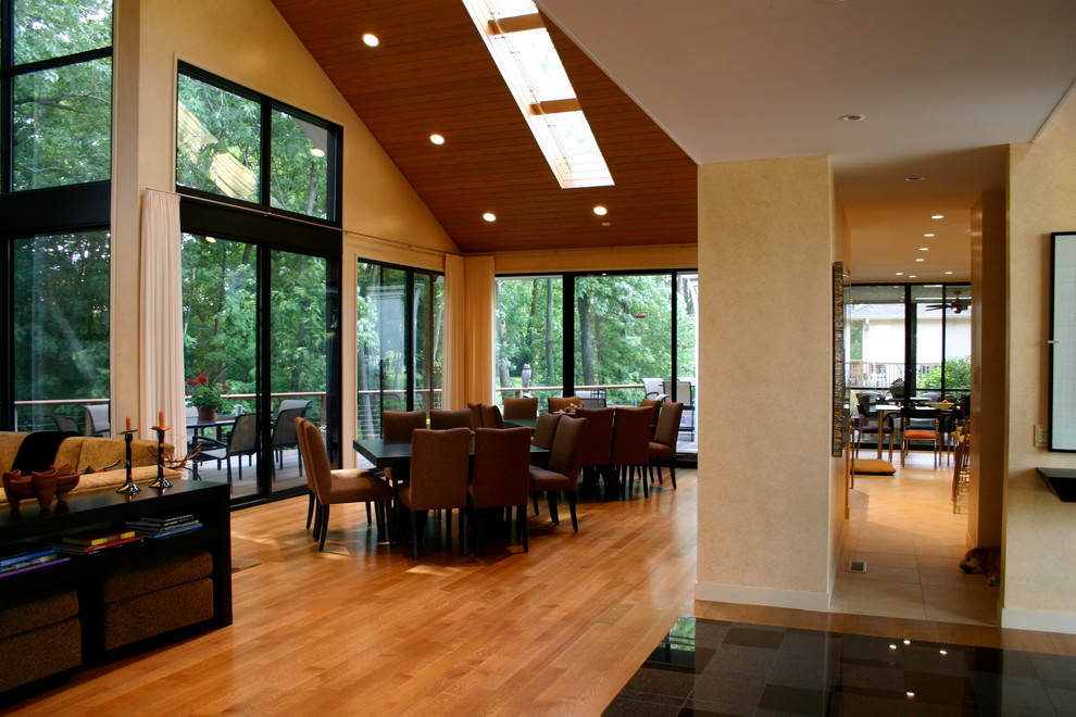 Idéer för en stor modern matplats med öppen planlösning, med beige väggar och ljust trägolv
