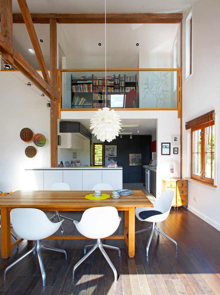 Mittelgroße Moderne Wohnküche ohne Kamin mit weißer Wandfarbe und dunklem Holzboden in Dublin
