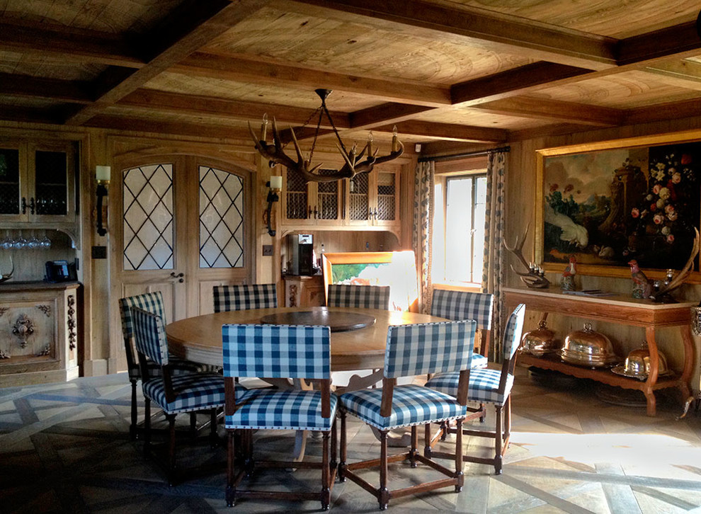 Ispirazione per una grande sala da pranzo stile rurale con pareti marroni e pavimento in legno massello medio