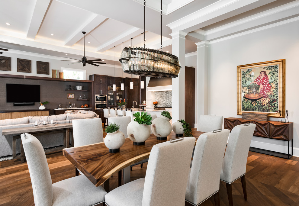 Esempio di una sala da pranzo aperta verso il soggiorno design di medie dimensioni con pareti grigie, pavimento in legno massello medio e pavimento marrone