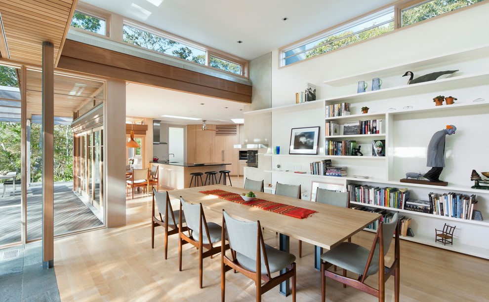 Стильный дизайн: кухня-столовая среднего размера в современном стиле с белыми стенами, светлым паркетным полом и коричневым полом - последний тренд