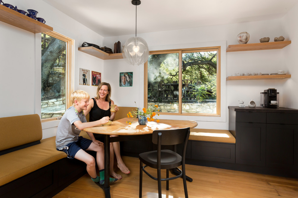 Idee per una sala da pranzo aperta verso il soggiorno nordica di medie dimensioni con pareti bianche, pavimento in legno massello medio e pavimento arancione