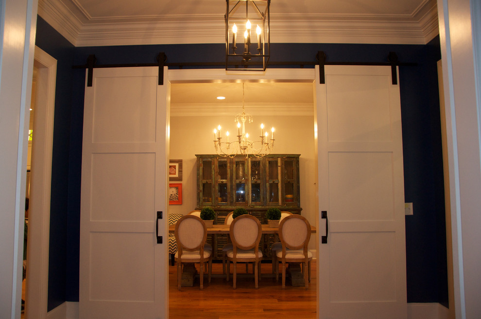 Ispirazione per una grande sala da pranzo aperta verso la cucina tradizionale con pareti blu e pavimento in legno massello medio