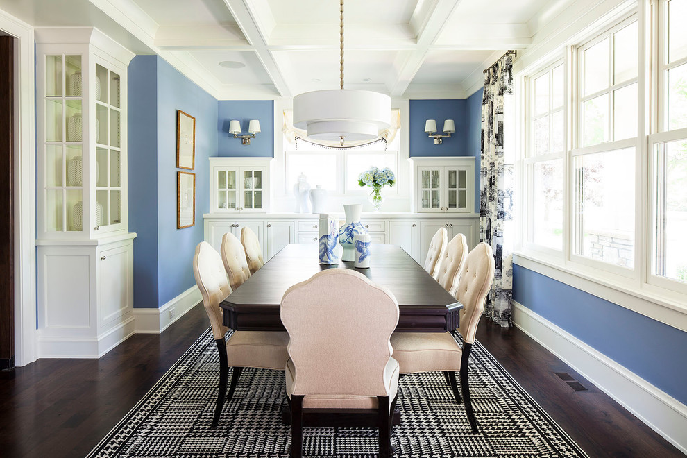 Immagine di una sala da pranzo tradizionale con pareti blu