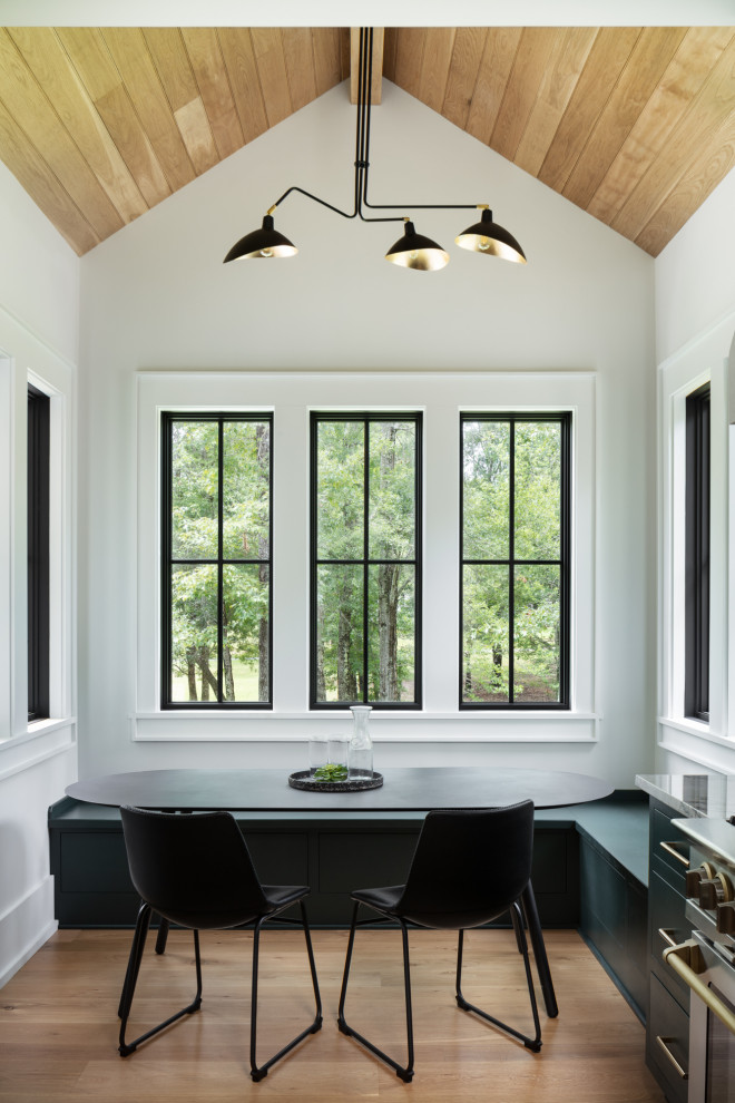 Idée de décoration pour une grande salle à manger champêtre avec un sol en bois brun et un sol marron.