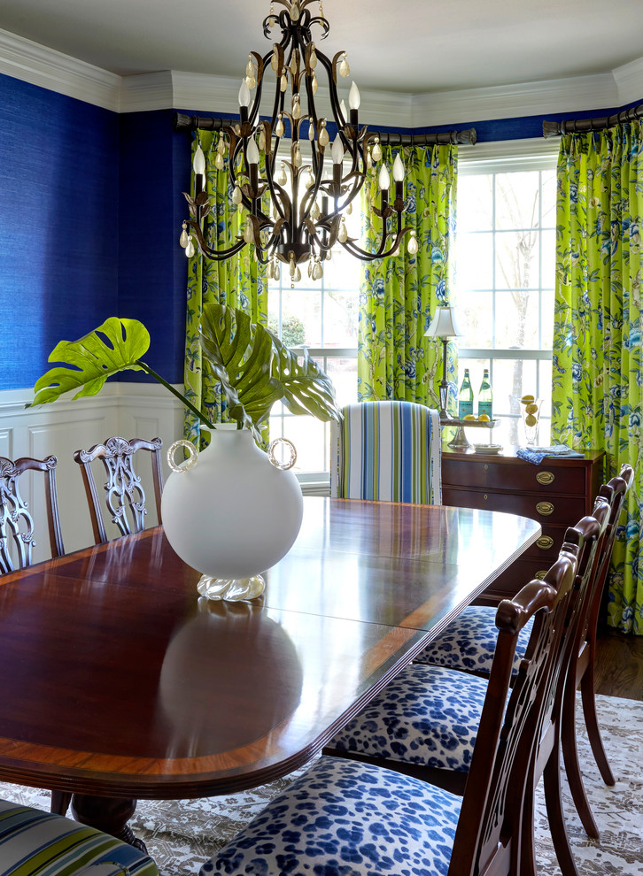 Réalisation d'une salle à manger tradition avec un mur bleu et éclairage.