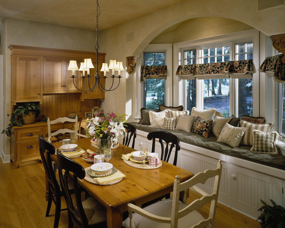 Ispirazione per una sala da pranzo classica con pareti beige e pavimento in legno massello medio