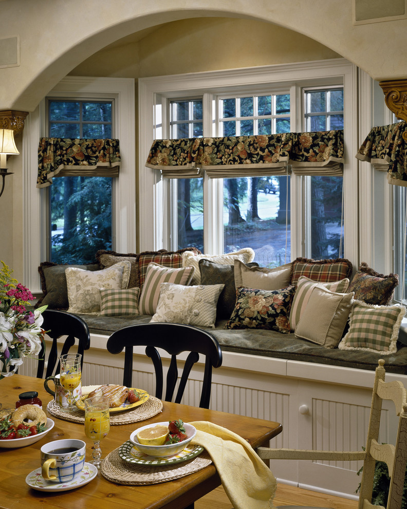 Imagen de comedor clásico con paredes beige y suelo de madera en tonos medios