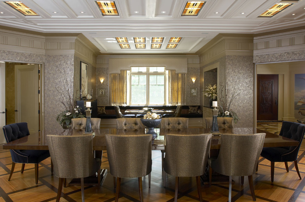 Foto di una grande sala da pranzo aperta verso la cucina eclettica con pavimento in legno massello medio e pareti con effetto metallico
