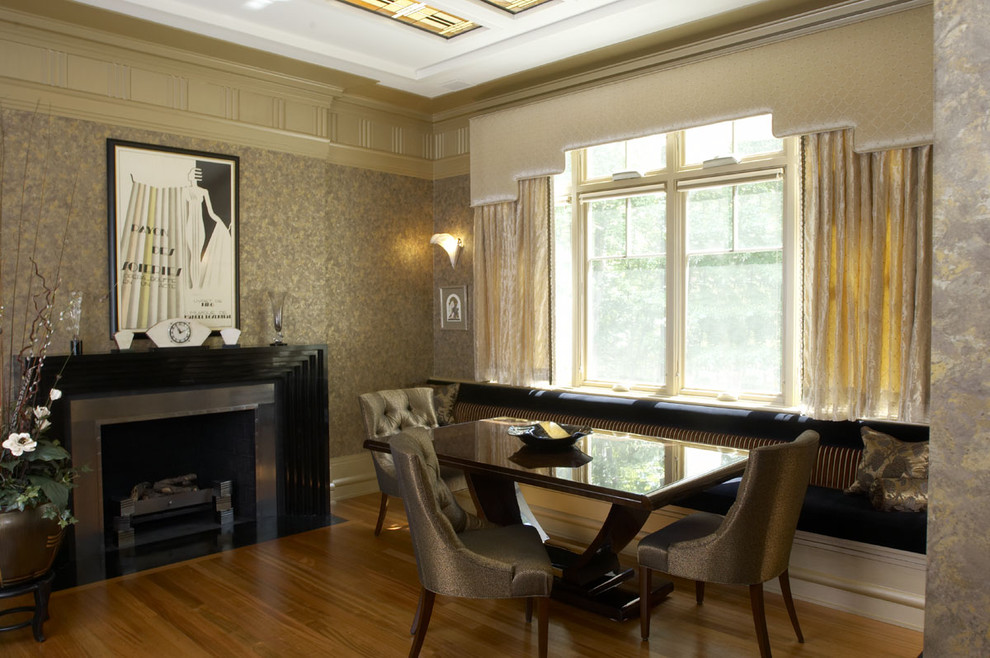 Cette image montre une grande salle à manger ouverte sur la cuisine bohème avec mur métallisé, un sol en bois brun, une cheminée standard et un manteau de cheminée en pierre.