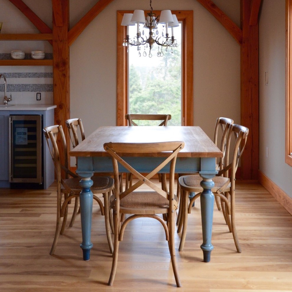 Foto de comedor de cocina de estilo americano de tamaño medio sin chimenea con paredes grises y suelo de madera clara