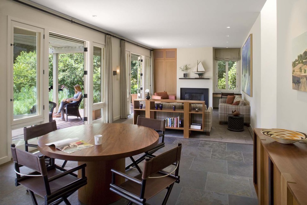 Esempio di una sala da pranzo aperta verso il soggiorno design con pavimento in ardesia e pavimento grigio