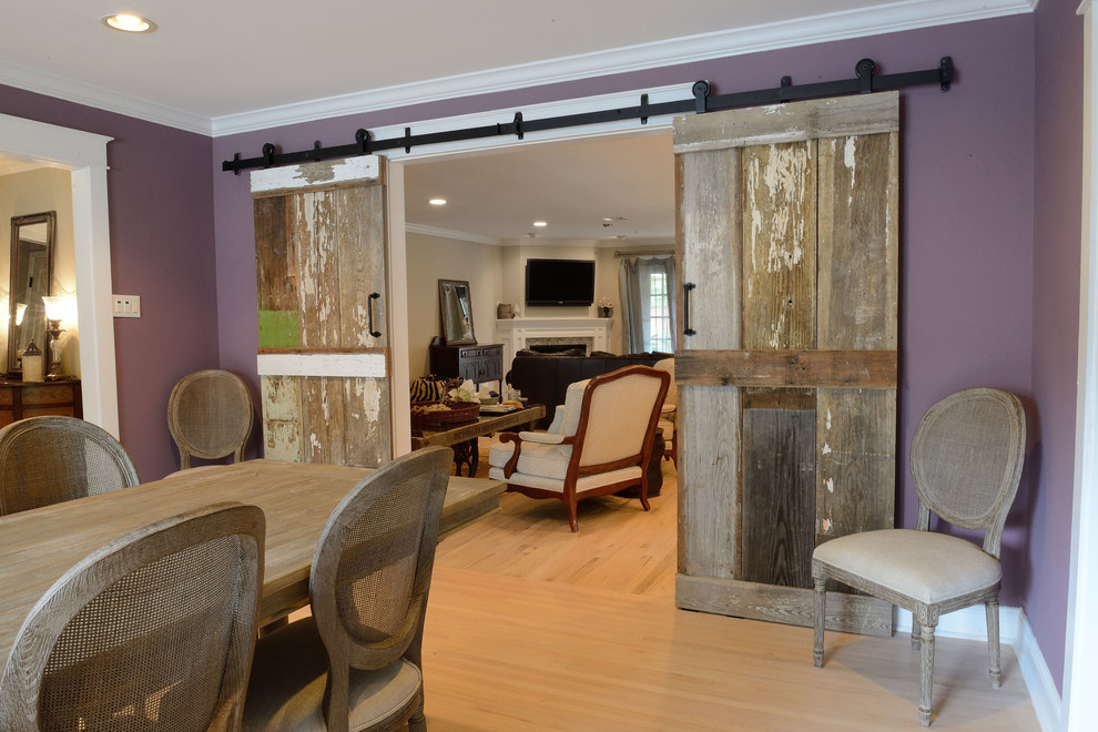 Idée de décoration pour une très grande salle à manger ouverte sur la cuisine champêtre avec un mur violet et un sol en bois brun.