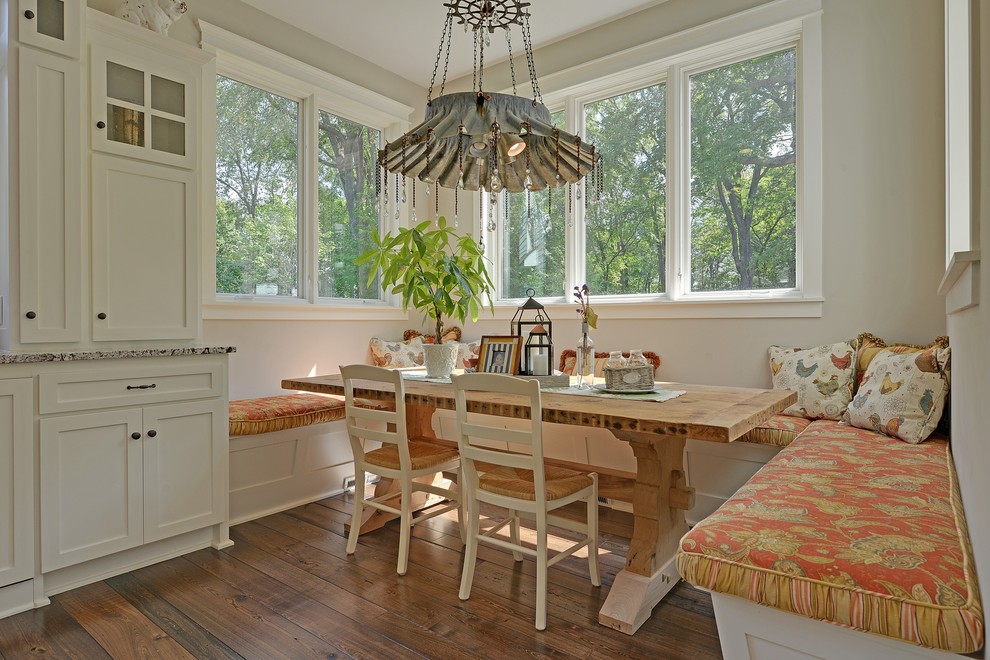 Immagine di una sala da pranzo classica con pareti beige e pavimento in legno massello medio