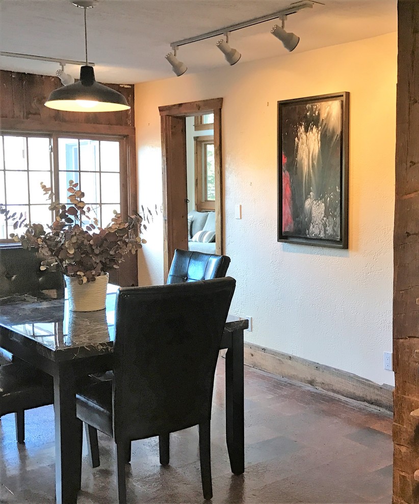 Foto di una sala da pranzo aperta verso la cucina stile americano di medie dimensioni con pavimento con piastrelle in ceramica, camino classico, cornice del camino in mattoni e pareti beige