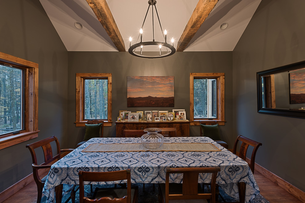 Diseño de comedor rural grande cerrado sin chimenea con paredes grises, suelo de madera en tonos medios y suelo marrón