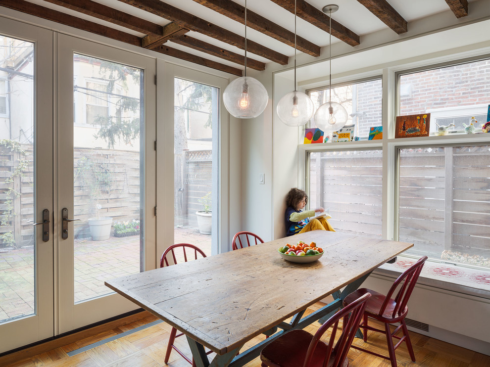 Imagen de comedor de cocina minimalista pequeño sin chimenea con paredes grises, suelo de madera en tonos medios y suelo marrón