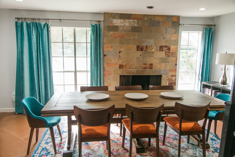 ダラスにあるお手頃価格の中くらいなミッドセンチュリースタイルのおしゃれなダイニングキッチン (青い壁、コンクリートの床、標準型暖炉、石材の暖炉まわり、茶色い床) の写真