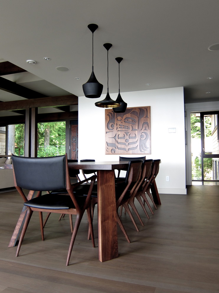 Idées déco pour une grande salle à manger ouverte sur la cuisine contemporaine avec un mur blanc et un sol en bois brun.