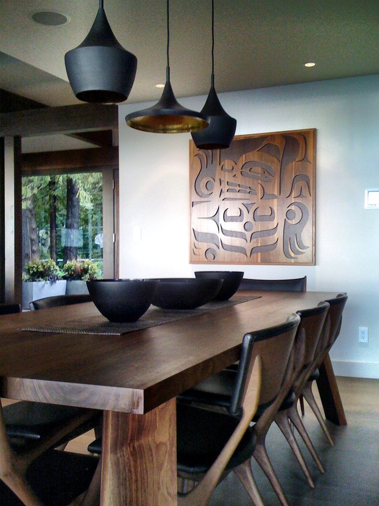 Große Moderne Wohnküche mit grauer Wandfarbe und hellem Holzboden in Vancouver
