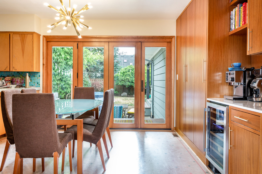Immagine di una sala da pranzo aperta verso la cucina minimalista con pareti bianche, pavimento in linoleum e pavimento multicolore