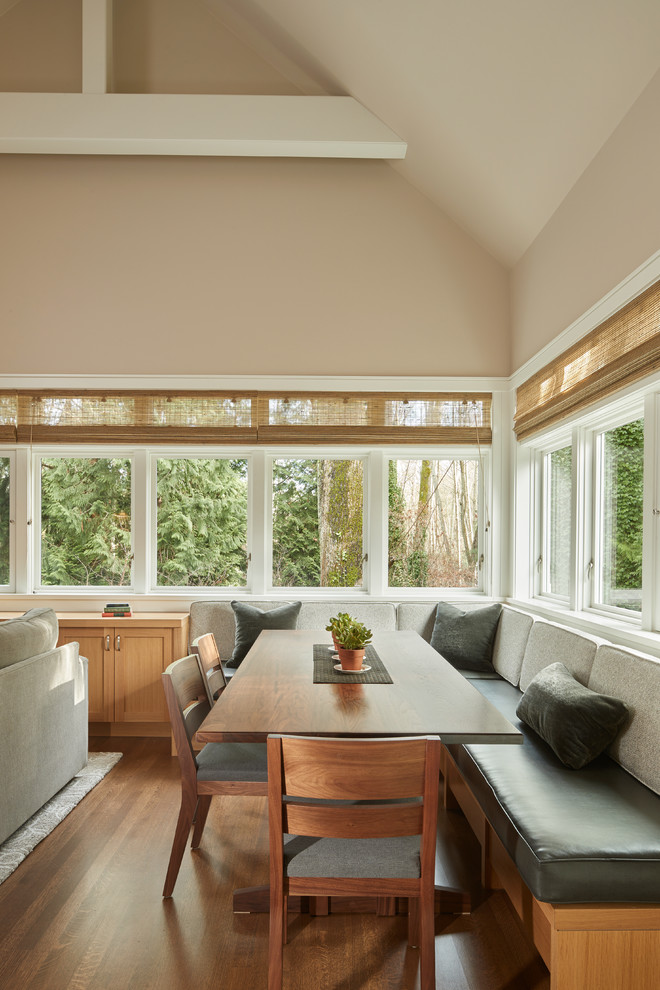 Esempio di una sala da pranzo aperta verso il soggiorno minimal di medie dimensioni con pareti beige, pavimento in legno massello medio e pavimento marrone