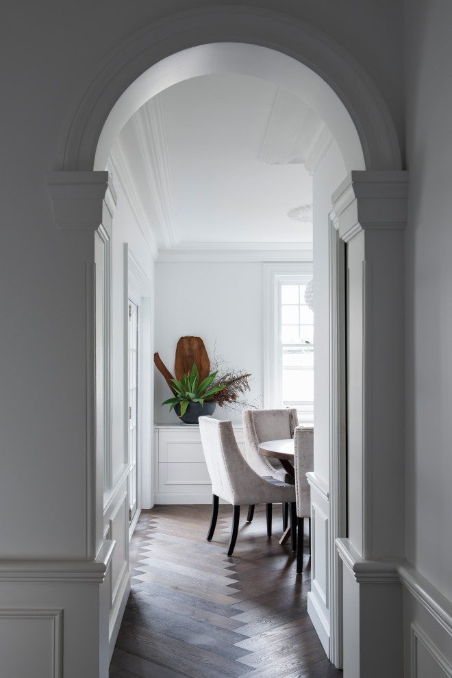 Esempio di una sala da pranzo classica chiusa con pareti bianche, parquet scuro e pavimento nero