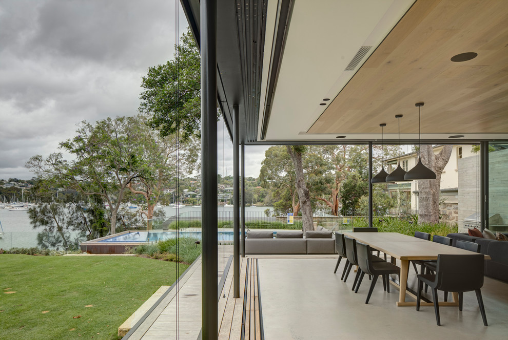 Offenes, Großes Modernes Esszimmer mit Betonboden und grauem Boden in Sydney
