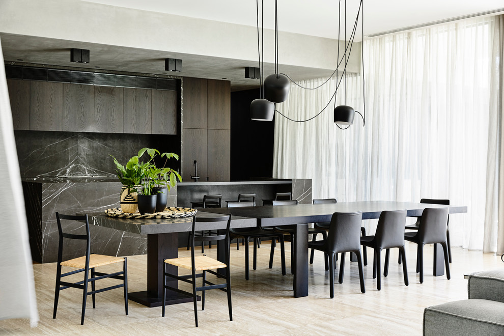 Foto di una grande sala da pranzo aperta verso la cucina design con pareti grigie e parquet chiaro
