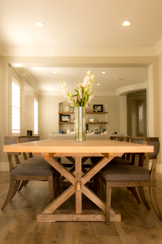 Réalisation d'une grande salle à manger ouverte sur le salon design avec un mur beige, un sol en bois brun et aucune cheminée.