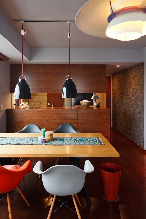 Idee per una piccola sala da pranzo aperta verso la cucina minimalista con pareti blu e pavimento in legno massello medio