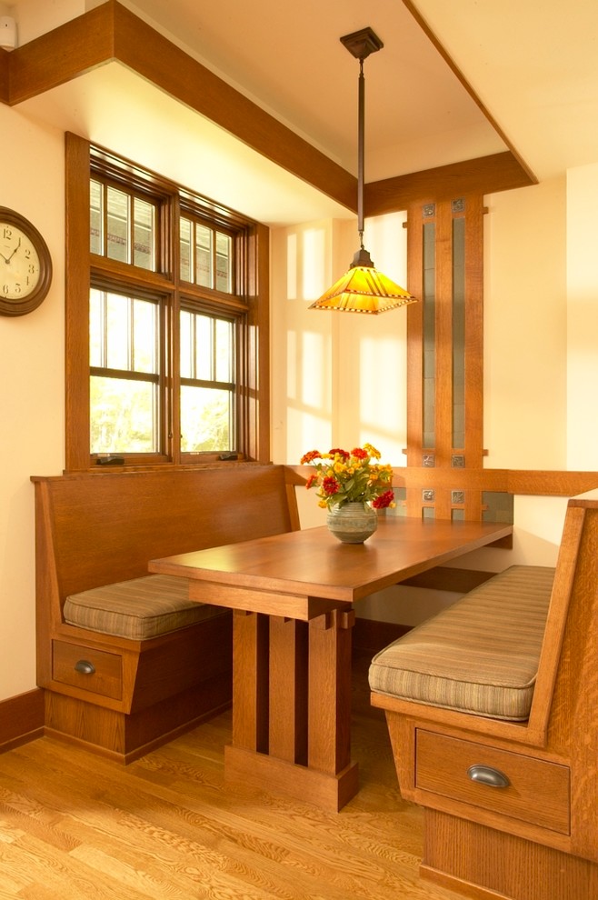 Cette image montre une salle à manger craftsman avec un mur blanc.