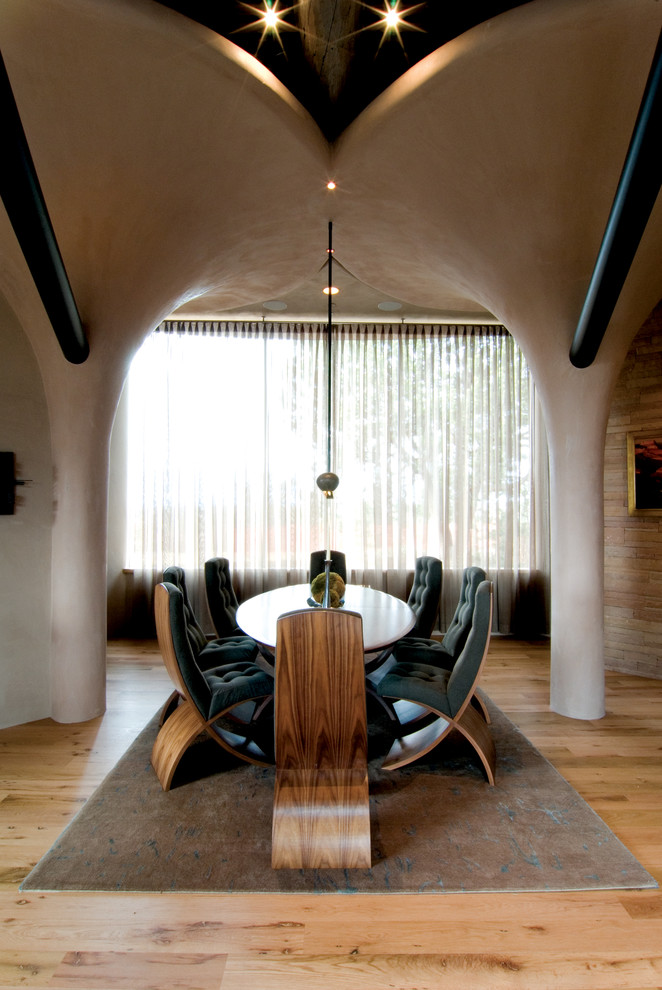 Стильный дизайн: столовая в стиле фьюжн с бежевыми стенами и светлым паркетным полом - последний тренд