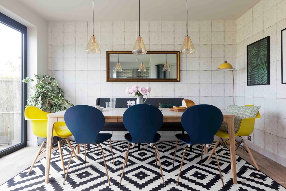 Mittelgroßes Modernes Esszimmer mit weißer Wandfarbe, braunem Holzboden und braunem Boden in Essex