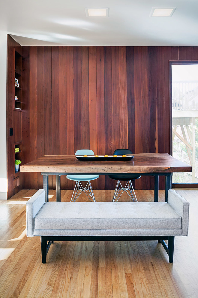 Foto di una sala da pranzo minimalista con pavimento in legno massello medio