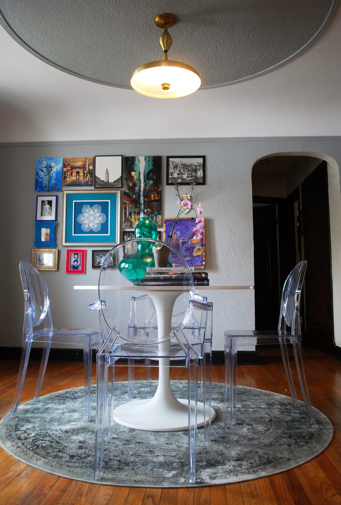 На фото: столовая среднего размера в стиле ретро с серыми стенами и паркетным полом среднего тона