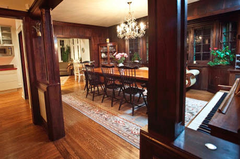 Idee per una grande sala da pranzo tradizionale chiusa con pareti marroni e pavimento in legno massello medio