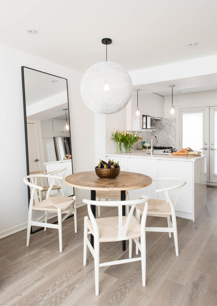 Kleine Moderne Wohnküche mit weißer Wandfarbe und braunem Holzboden in Toronto