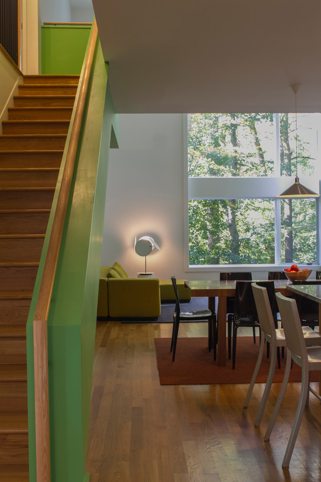 Источник вдохновения для домашнего уюта: гостиная-столовая среднего размера в современном стиле с зелеными стенами и паркетным полом среднего тона без камина