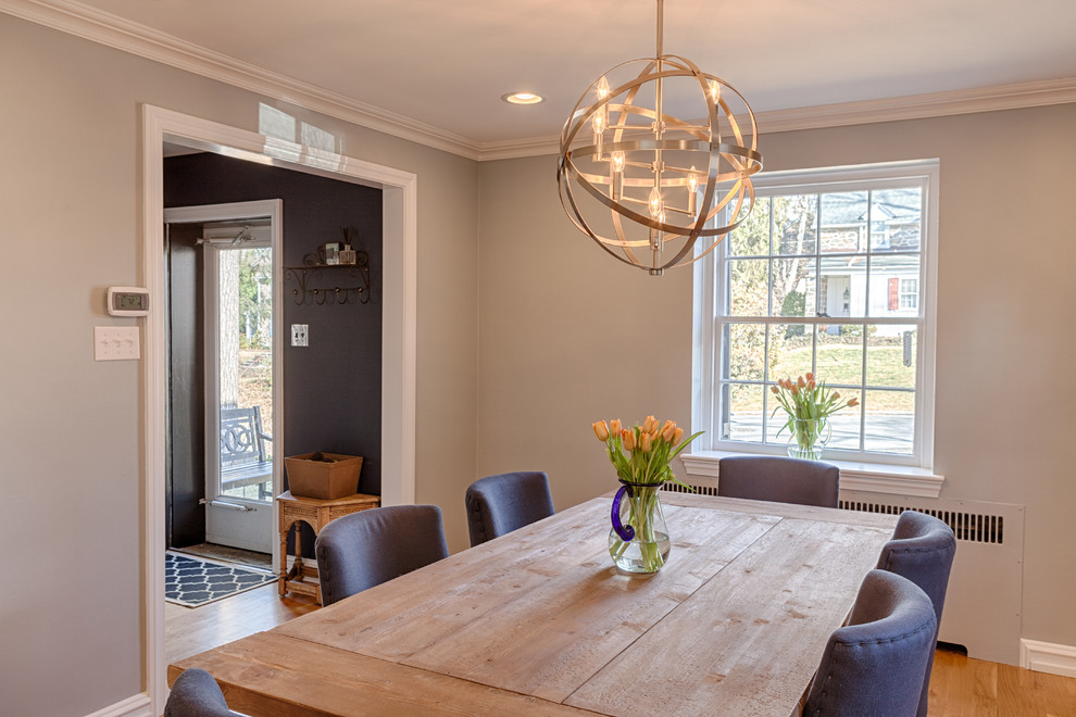 Réalisation d'une salle à manger ouverte sur la cuisine design de taille moyenne avec un mur bleu, un sol en bois brun et aucune cheminée.