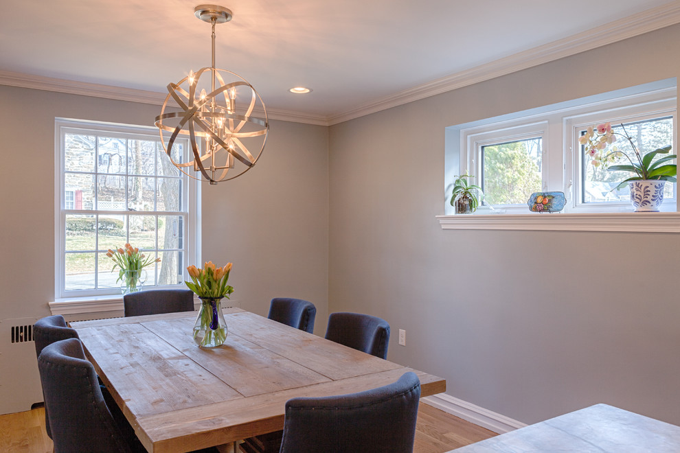 Inspiration pour une salle à manger ouverte sur la cuisine design de taille moyenne avec un mur bleu, un sol en bois brun et aucune cheminée.