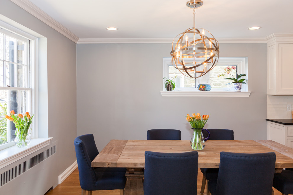 Mittelgroße Moderne Wohnküche ohne Kamin mit blauer Wandfarbe und braunem Holzboden in Philadelphia