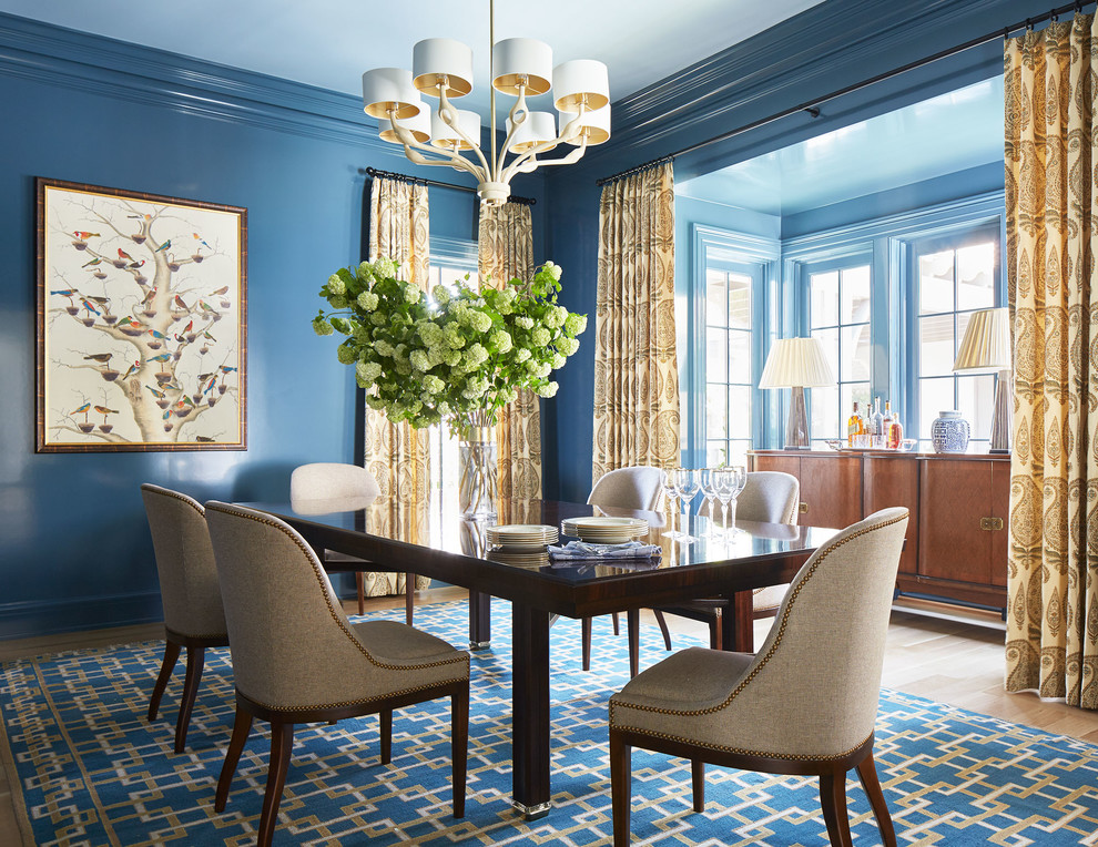 Idee per una grande sala da pranzo aperta verso il soggiorno classica con pareti blu, parquet chiaro e pavimento marrone