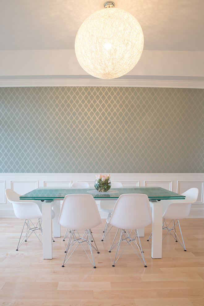 Idée de décoration pour une salle à manger tradition avec un mur multicolore et parquet clair.