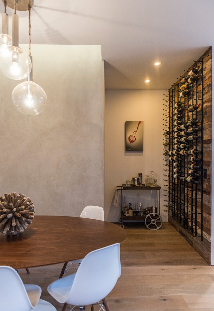 Idée de décoration pour une salle à manger ouverte sur le salon design de taille moyenne avec un mur beige, un sol en bois brun, aucune cheminée et un sol marron.