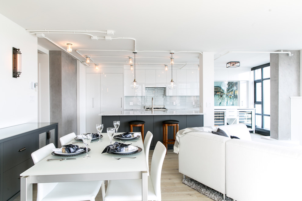 Ispirazione per una piccola sala da pranzo aperta verso la cucina contemporanea con pareti bianche
