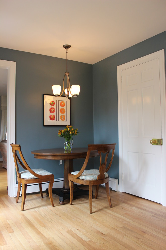 Esempio di una sala da pranzo minimal con pareti blu