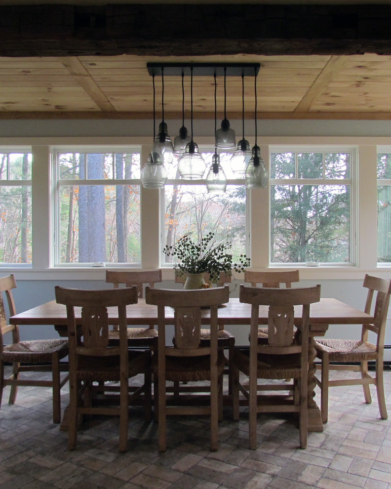 Foto di una sala da pranzo aperta verso la cucina tradizionale di medie dimensioni con pareti blu, pavimento con piastrelle in ceramica e nessun camino
