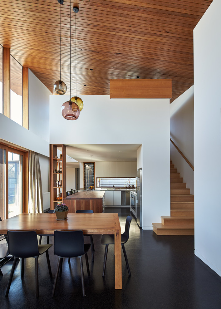 Foto di una sala da pranzo aperta verso la cucina design di medie dimensioni con pareti bianche e pavimento in sughero