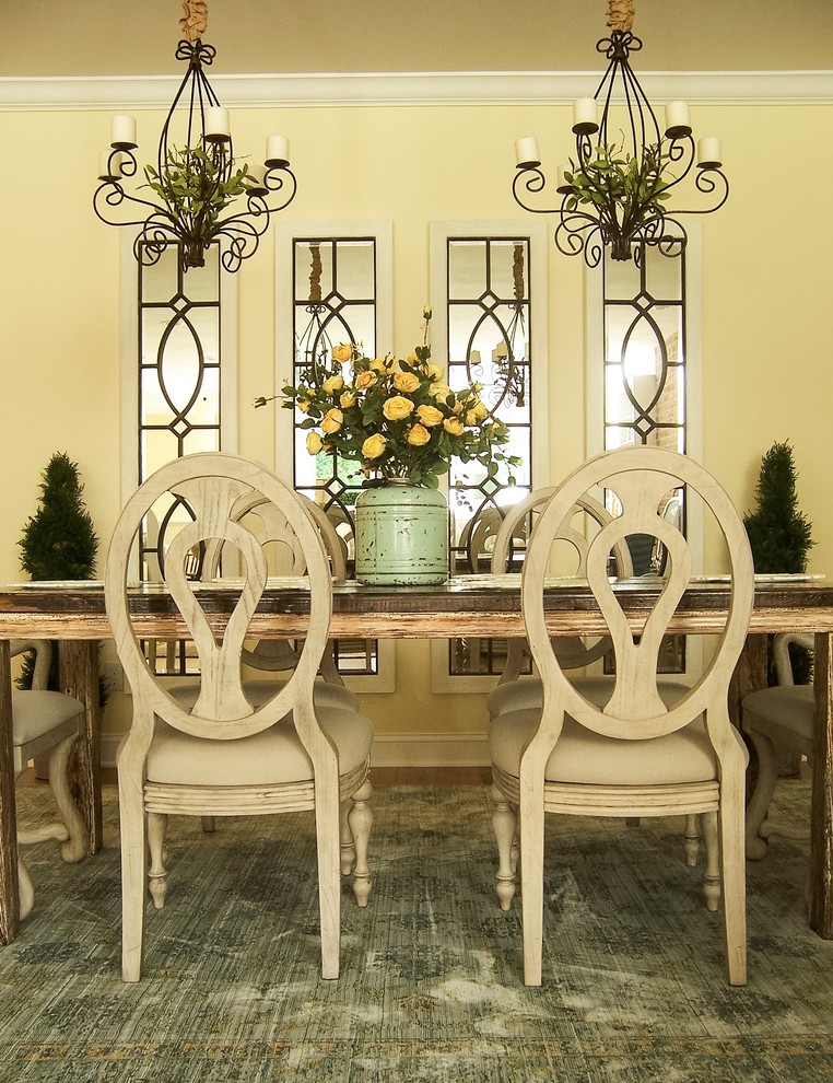 Ispirazione per una sala da pranzo aperta verso la cucina country con pareti gialle e parquet chiaro